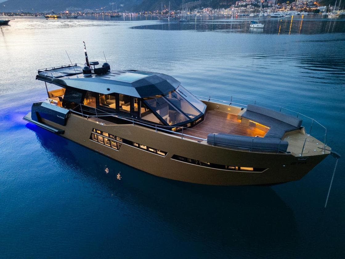 Göcek'te 18 Metre Motoryat - 1